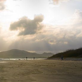 Zonnestralen op  strand sur Jos van Ooij