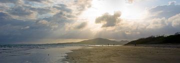 Zonnestralen op  strand von Jos van Ooij