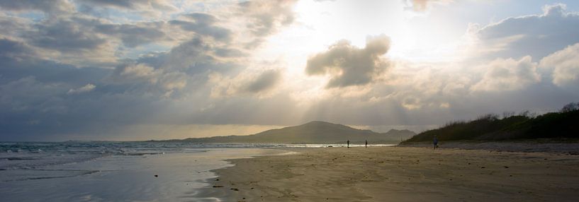 Zonnestralen op  strand van Jos van Ooij