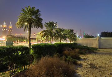 Uitzicht op de stad Dubai bij nacht van MPfoto71