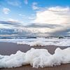 Schaum am Strand von Frank Wijsmuller