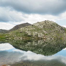 Lacs de montagne d'altitude et sommets impressionnants dans la nature préservée du plateau lacustre de Merano, dans le Tyrol du Sud. sur Miriam Schwarzfischer Fotografie