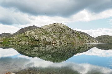 Hochalpine Bergseen und beeindruckende Gipfelkulisse in der ursprünglichen Natur der Meraner Seeplatte in Südtirol.