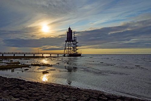 Côte de la mer du Nord avec le phare d'Obereversand au crépuscule