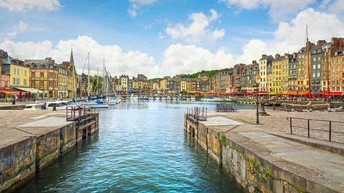 Honfleur dorp skyline en haveningang. Normandië