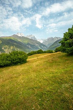 Vue sur les montagnes d'Uschba près de Mestia en Géorgie sur Leo Schindzielorz