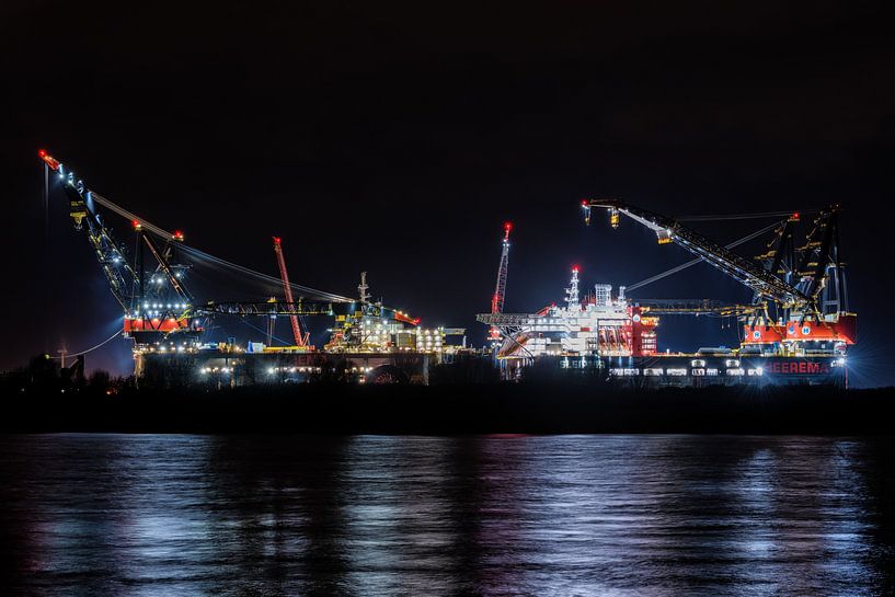 Kraanschepen Thialf en Sleipnir in het donker van Arthur Bruinen