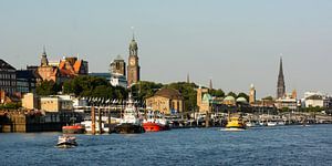 Die St.-Pauli-Landungsbrücken in Hamburg im Abendlicht