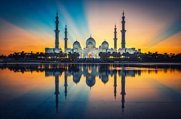 Sheikh Zayed Moskee in Abu Dhabi tijdens zonsondergang.