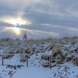 Der Leuchtturm von Noordwijk in den sanften Strahlen der Wintersonne von Yanuschka | Fotografie Noordwijk