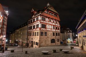 Woonhuis van Durer laat in de avond in Neurenberg stad, Duitsland