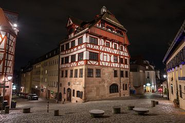 Woonhuis van Durer laat in de avond in Neurenberg stad, Duitsland