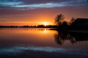 Zonsondergang over water bij Earnewâld van Tilja Jansma