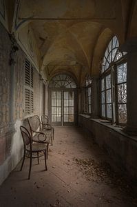 Le hall d'une villa abandonnée