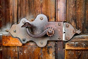 Poignée de porte d'une église à douves en Norvège