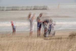 Famille sur la plage sur Truus Nijland