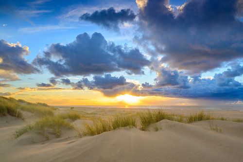 Zonsondergang op het strand van Texel met zandduinen in de voorgrond