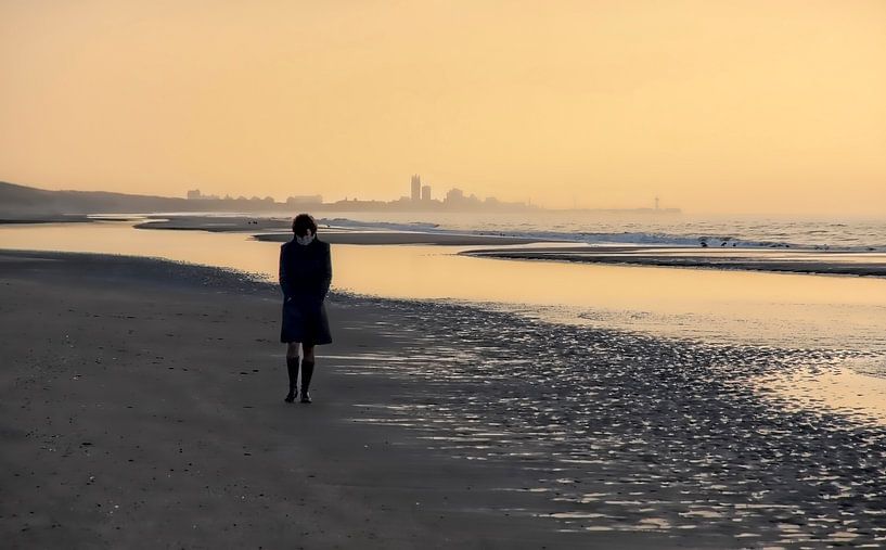 Einsamer Wanderer am Strand von Mieneke Andeweg-van Rijn