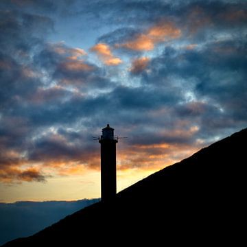 Vuurtoren tijdens zonsondergang.