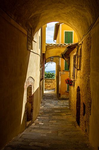 Een typisch Italiaans straatje in Montepulciano, Toscane, Italië