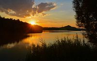 Sonnenuntergang an einem See in Slowenien von Ezra Middelburg Miniaturansicht