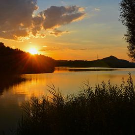 Sonnenuntergang an einem See in Slowenien von Ezra Middelburg
