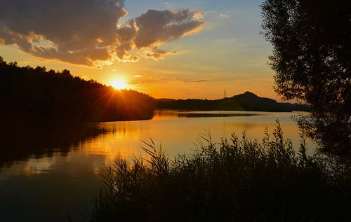Coucher de soleil sur un lac en Slovénie