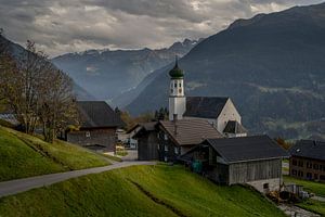 Die Barockkirche von Bartholomäberg in Vorarlberg (Österreich) inmitten der Berglandschaft