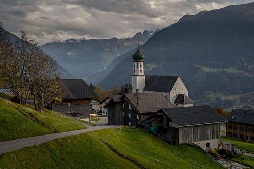 De barokke kerk van Bartholomäberg in Vorarlberg (0ostenrijk) in het berglandschap