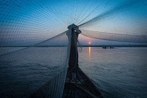 Visser vouwt zijn netten op de road to Mandelay in Myanmar. Wout Kok One2expose Photography