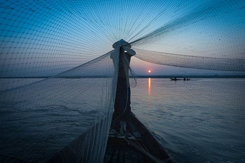 Fisherman folds his nets on the road to Mandelay in Myanmar. Wout Kok One2expose Photography by Wout Kok
