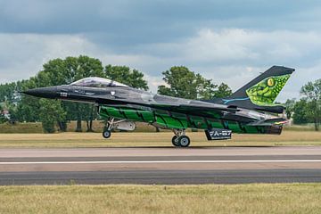 Landing Belgische F-16 Demo Team: de Dream Viper. van Jaap van den Berg