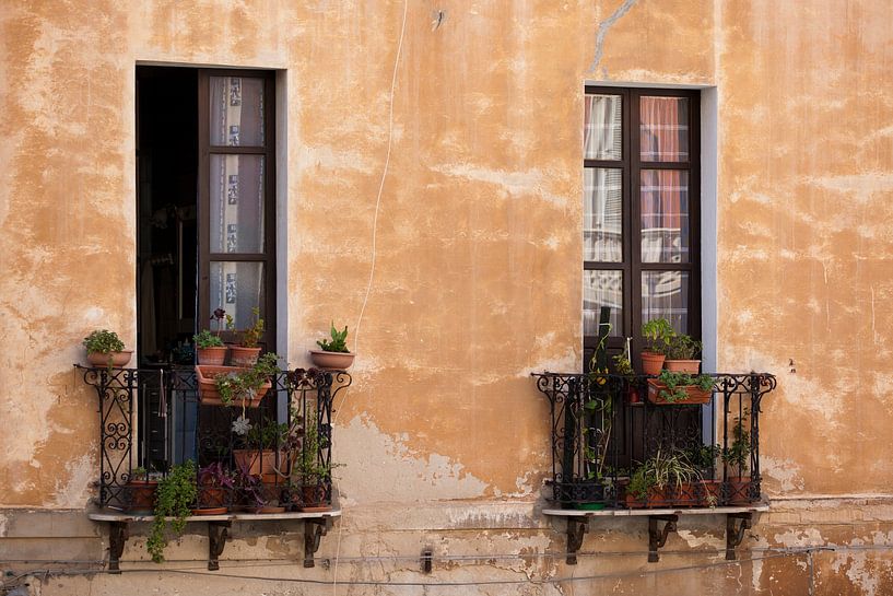 Fenêtres à Cagliari, Sardaigne par Kees van Dun