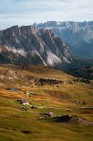 De zon gaat onder in en prachtig bergdorp
