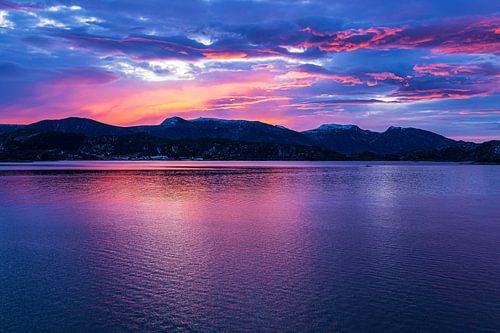 Bergen en rotsen bij zonsopgang bij Torvik in Noorwegen