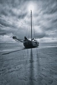 Segelschiff auf einer Sandbank im Wattenmeer