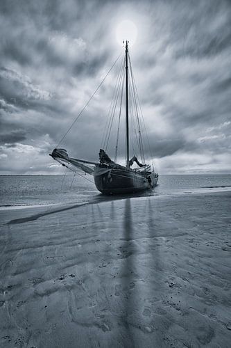 Drooggevallen zeilschip op een zandbank op de Waddenzee