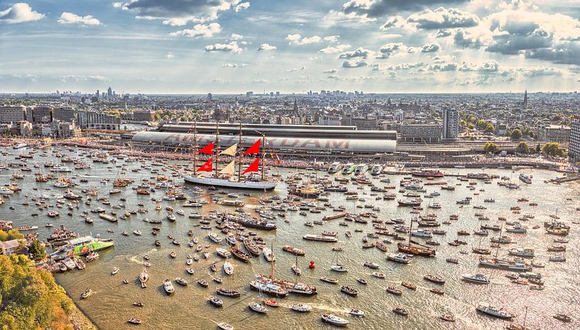 Voile Amsterdam 2025 sur l'IJ devant la gare centrale par John Kreukniet