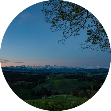 Schemering over het Emmental richting de Berner Alpen bij zonsopgang van Martin Steiner
