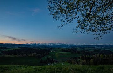 Dämmerung über dem Emmental hin zu den Berner Alpen beim Sonnenaufgang