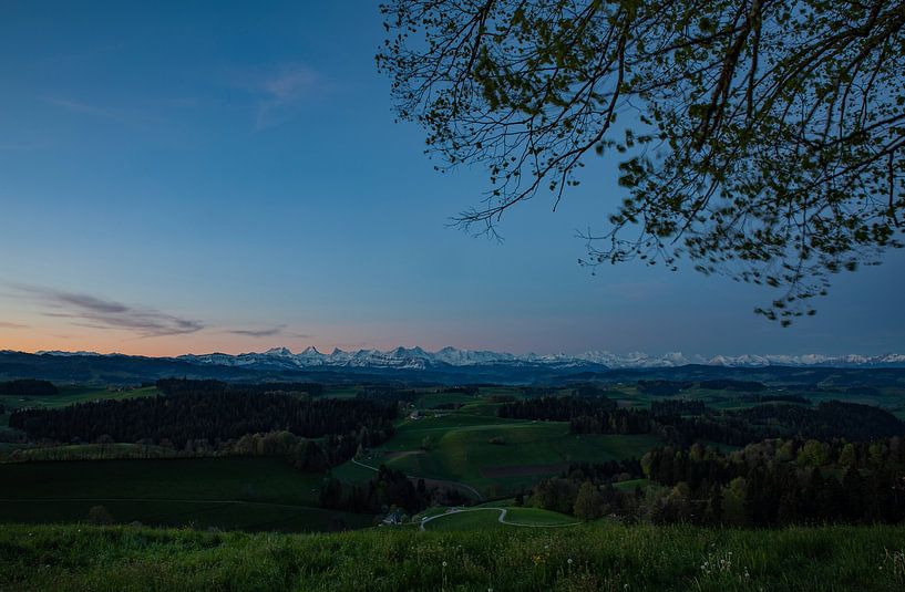 Dämmerung über dem Emmental hin zu den Berner Alpen beim Sonnenaufgang von Martin Steiner