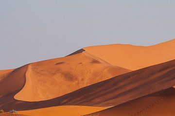 Zandduinen in de Sossusvlei bij zonsondergang, Namibië van Suzanne Spijkers