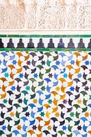 Gekleurde tegelwand in Alhambra, Granada in Zuid Spanje