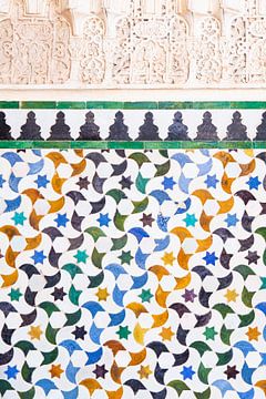 Gekleurde tegelwand in Alhambra, Granada in Zuid Spanje van Angeline Dobber
