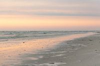 Parelmoerkleurige lucht op het strand - Ameland