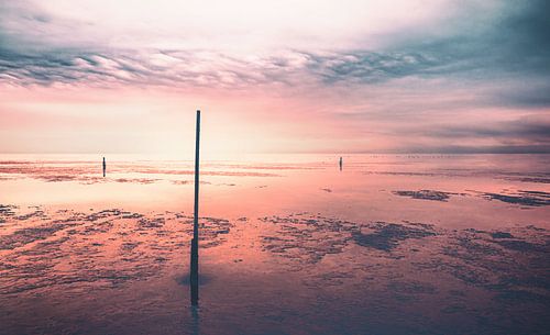 Strand van Cuxhaven aan de Duitse Noordzeekust.  Foto bij laag water met baken en golfbreker
