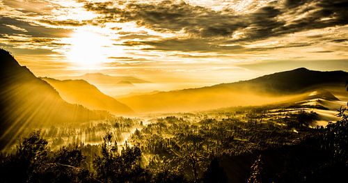 lever du soleil dans les montagnes