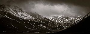 Des montagnes dans les nuages