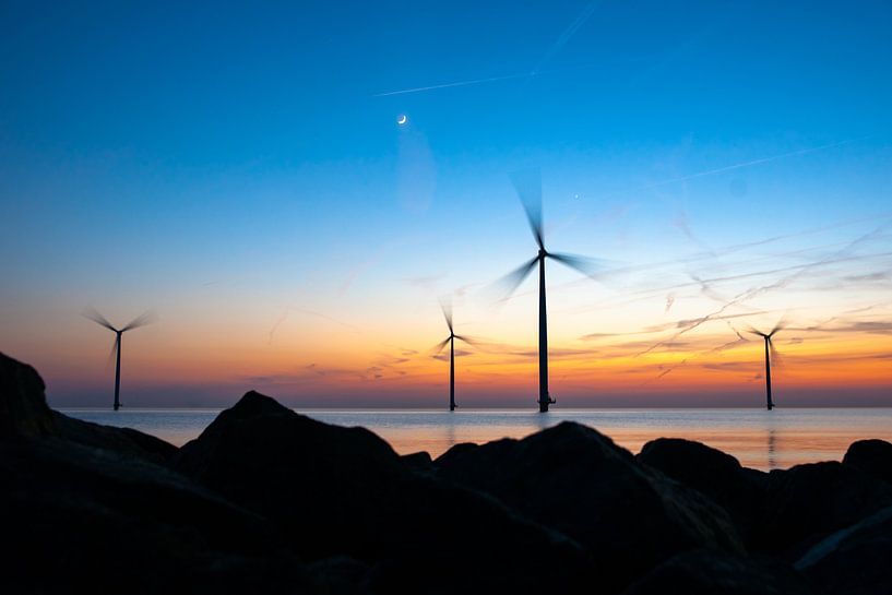 Draaiende windmolens in het avondlicht van Fotografiecor .nl