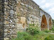 Stenen Romeinse boogbrug Pont Julien over de rivier de Calavon in de omgeving van Apt (Frankrijk) van Gert Bunt thumbnail